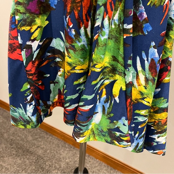 Vibrant Multicolor short sleeve stretchy Top size medium - Picture 3 of 10